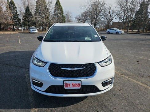 Used 2026 Chrysler Pacifica Limited image 9