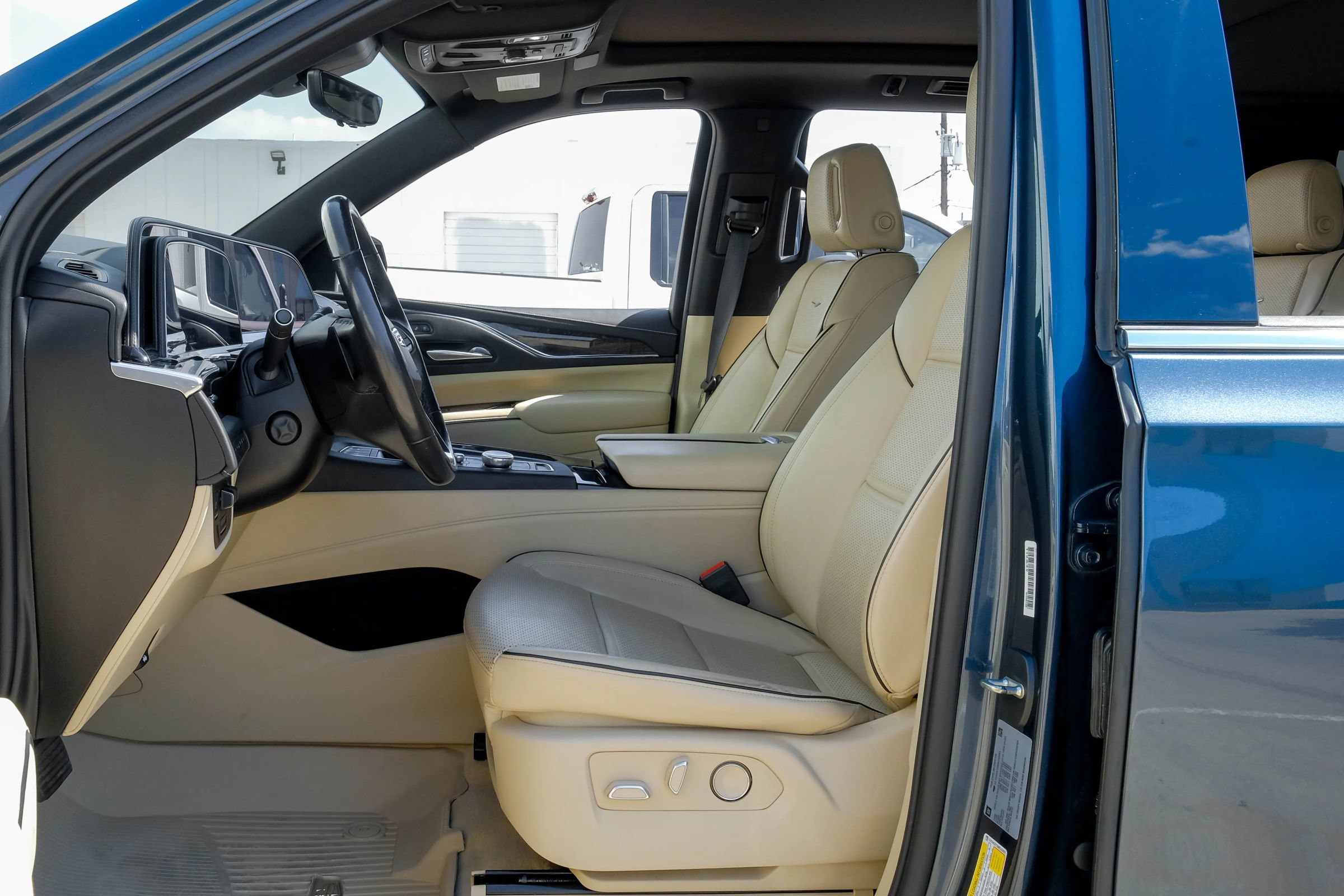 Used 2021 Cadillac Escalade Premium Luxury w/ Driver Assist Tech Package AWD/4WD image 5
