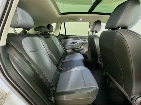 Used 2025 Volkswagen Tiguan SE AWD/4WD image 42