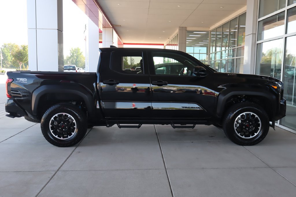 Used 2025 Toyota Tacoma TRD Off-Road AWD/4WD image 11