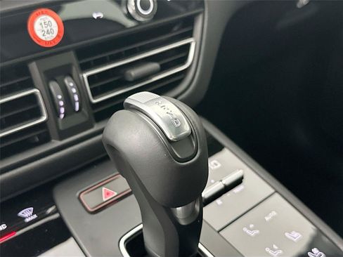 Certified 2026 Porsche Macan AWD/4WD image 34