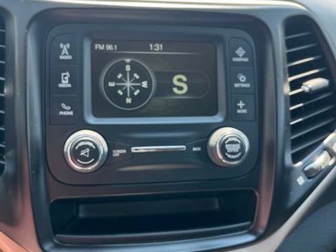 Used 2018 Jeep Cherokee Latitude AWD/4WD image 42