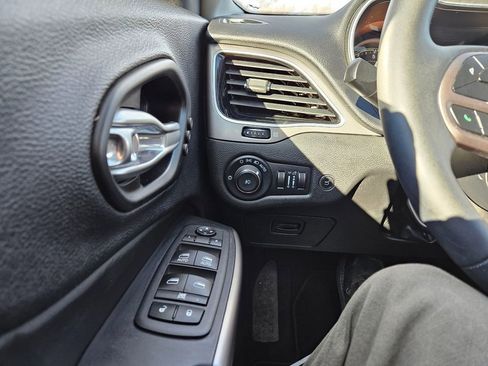 Used 2022 Jeep Cherokee Limited image 13