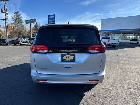 Used 2023 Chrysler Voyager LX image 6