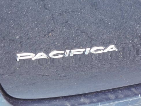 Used 2023 Chrysler Pacifica Touring-L FWD image 31
