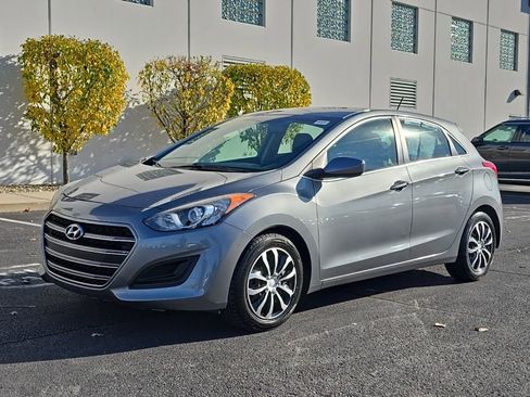 Used 2017 Hyundai Elantra GT image 2