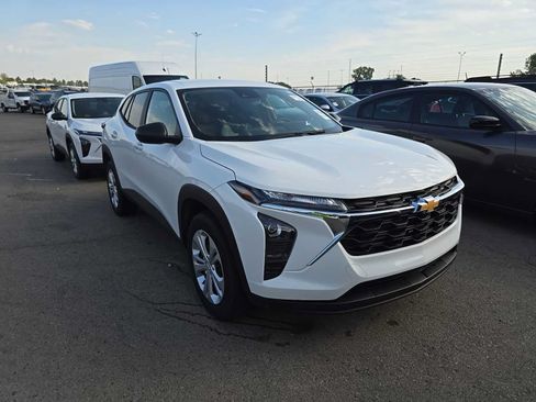 Used 2026 Chevrolet Trax LS FWD image 2