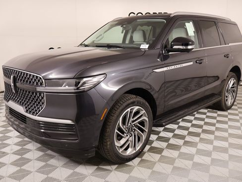 New 2026 Lincoln Navigator Premiere image 11