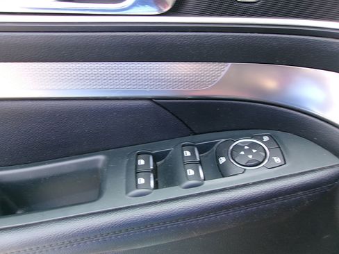 Used 2018 Ford Explorer XLT w/ Equipment Group 201A image 5