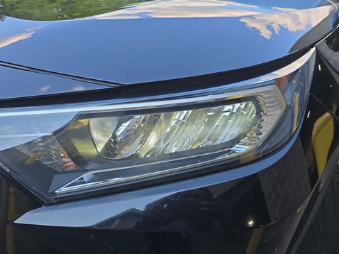 Used 2021 Toyota RAV4 XLE Premium FWD image 31