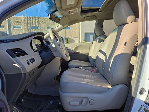 Used 2014 Toyota Sienna Limited image 14