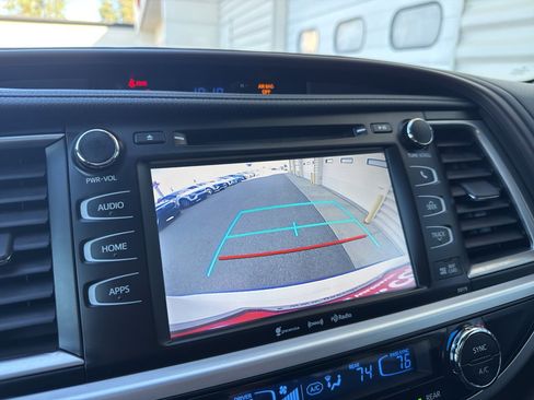 Used 2018 Toyota Highlander XLE image 20