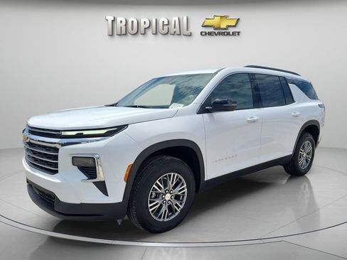 Used 2025 Chevrolet Traverse LT image 1