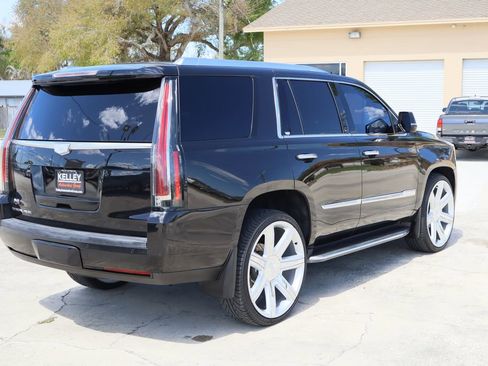 Used 2015 Cadillac Escalade Luxury image 9