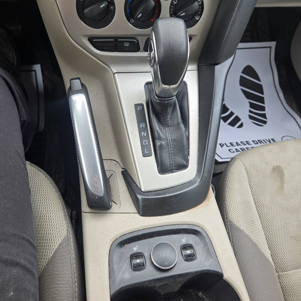 Used 2014 Ford Focus SE w/ SE Winter Package FWD image 11