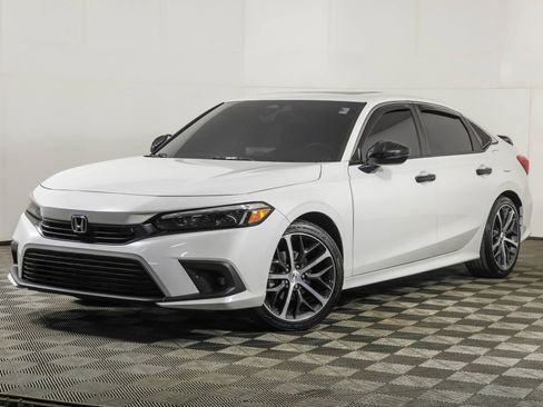 Used 2024 Honda Civic Touring image 2