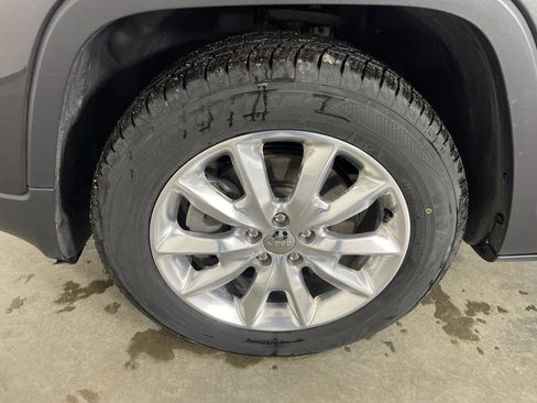 Used 2016 Jeep Cherokee Limited w/ Luxury Group image 24