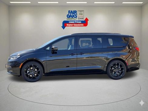 New 2026 Chrysler Pacifica Select w/ S Appearance Package FWD image 11