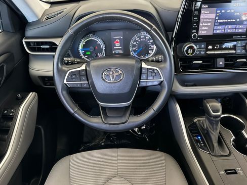 Used 2022 Toyota Highlander LE AWD/4WD image 13