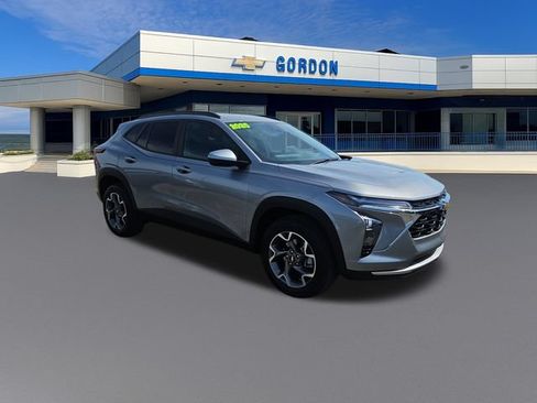 Used 2025 Chevrolet Trax LT FWD image 7