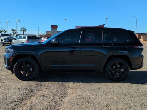 Used 2023 Jeep Grand Cherokee Altitude image 6