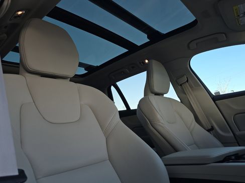 Used 2022 Volvo V60 T5 Cross Country w/ Advanced Package image 17