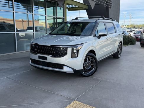 Used 2025 Kia Carnival EX image 2