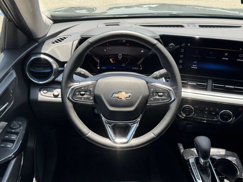 Used 2025 Chevrolet Trax LT w/ LT Convenience Package FWD image 28