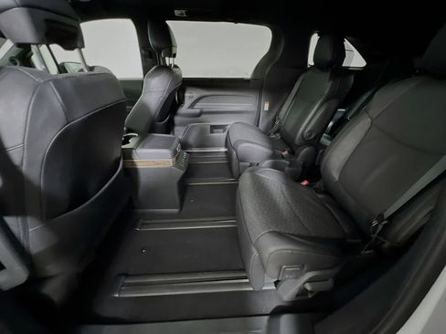 Used 2025 Toyota Sienna Platinum AWD/4WD image 29