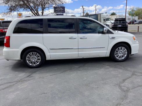 Used 2012 Chrysler Town & Country Limited image 12
