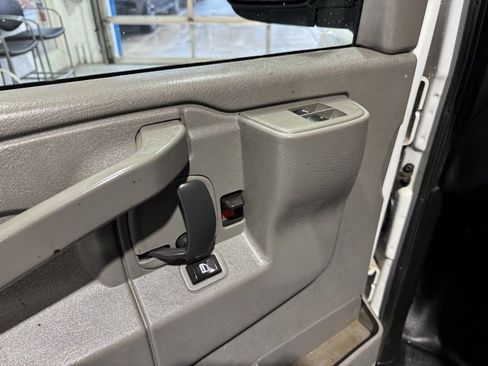 Used 2018 Chevrolet Express 2500 Extended image 6