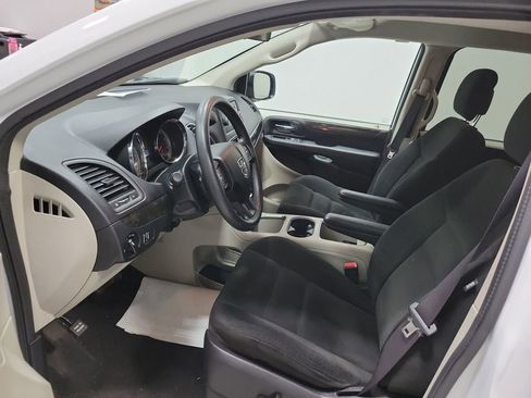 Used 2016 Dodge Grand Caravan SXT image 4