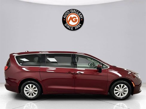 Used 2017 Chrysler Pacifica Touring w/ Tire & Wheel Group image 8