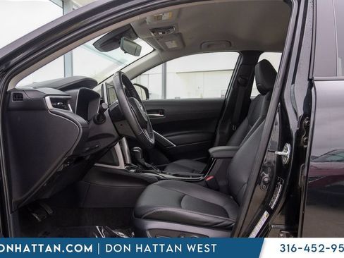 Used 2025 Toyota Corolla Cross XLE AWD/4WD image 14