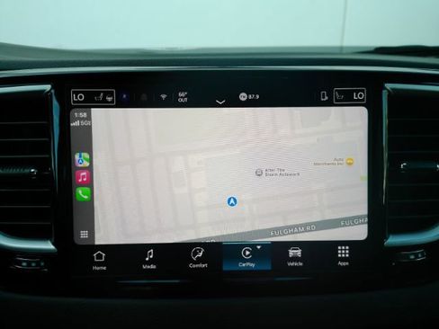 Used 2025 Chrysler Pacifica Select image 10