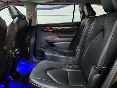 Used 2020 Toyota Highlander XLE image 17