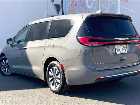 Used 2022 Chrysler Pacifica Touring-L image 4
