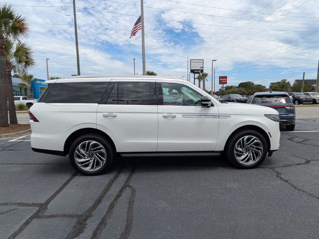 New 2027 Lincoln Navigator Premiere RWD image 3