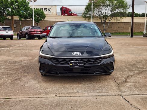 Used 2024 Hyundai Elantra Limited image 3