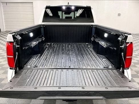Used 2025 Toyota Tacoma SR5 AWD/4WD image 32