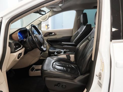 Used 2017 Chrysler Pacifica Touring-L image 5