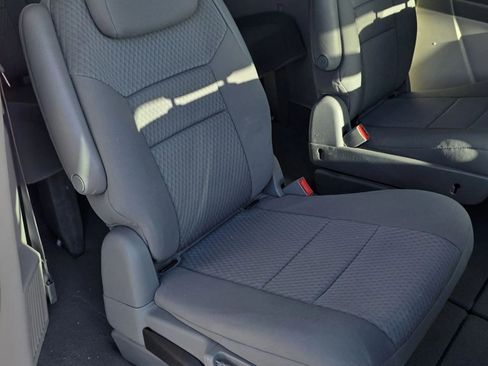 Used 2009 Chrysler Town & Country Touring FWD image 14