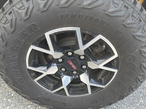 Used 2023 GMC Canyon AT4X AWD/4WD image 9