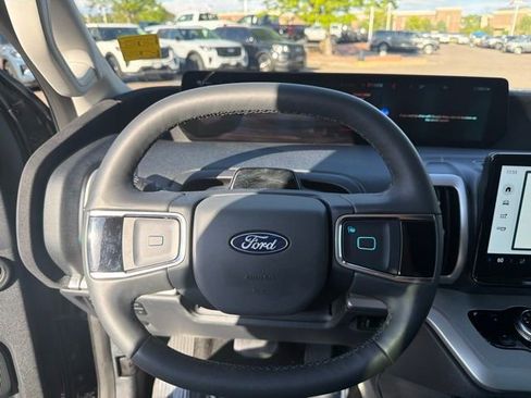 Used 2025 Ford Expedition Active AWD/4WD image 17