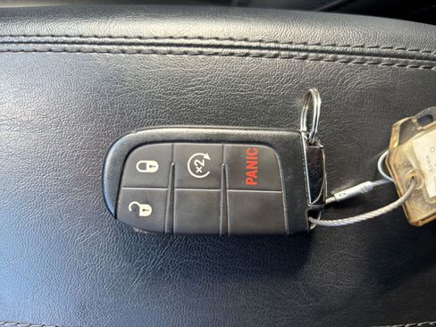 Used 2025 Jeep Compass Limited image 17