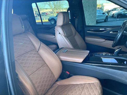 Used 2023 Cadillac Escalade ESV Premium Luxury image 9