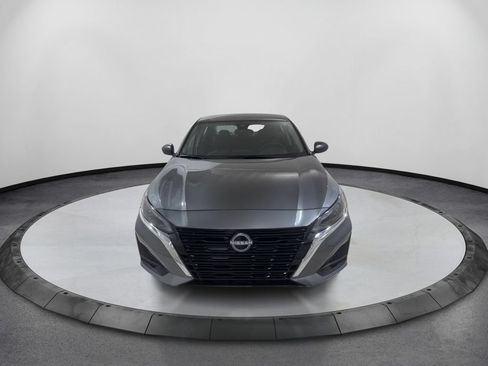 Used 2025 Nissan Altima 2.5 SV FWD image 2