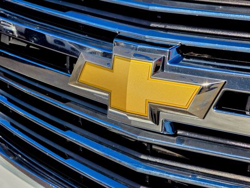 Used 2019 Chevrolet Suburban Premier image 3