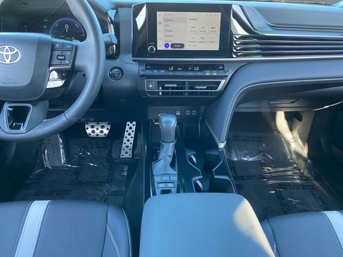 Used 2025 Toyota Camry SE FWD image 11