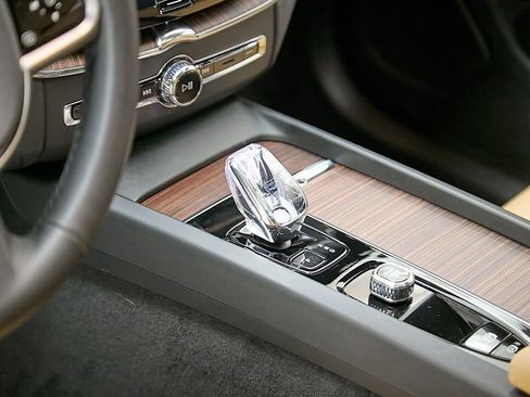 Certified 2025 Volvo XC60 T8 Ultra w/ Protection Package Premier image 16